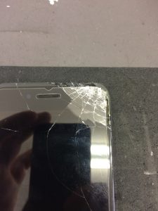 画面が割れたiPhoneの写真