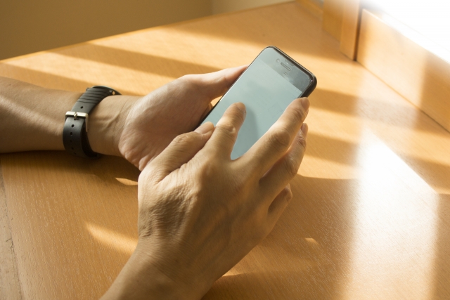 iPhoneの画面タッチをしている画像