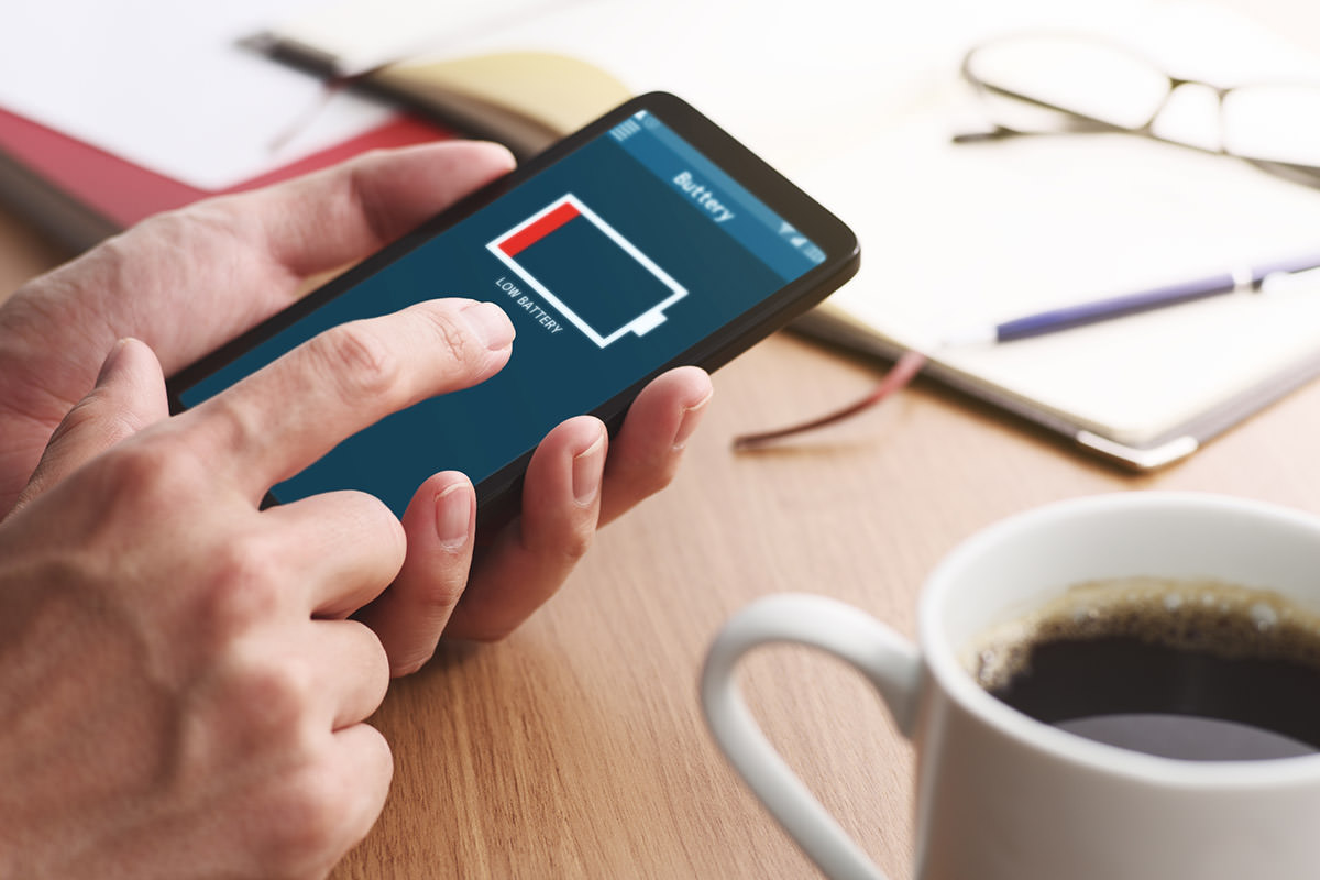 スマホのバッテリーの寿命が近づいているイメージ写真