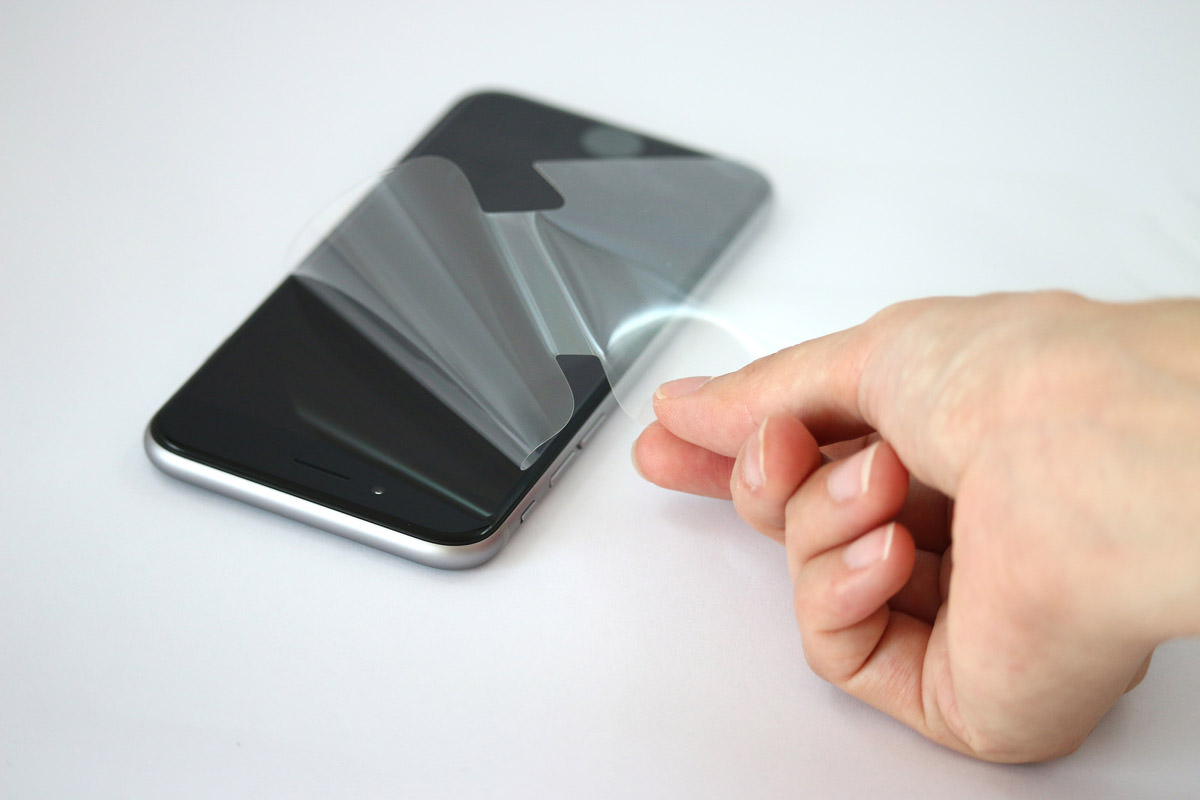 iPhoneに保護フィルムを貼っているイメージ画像