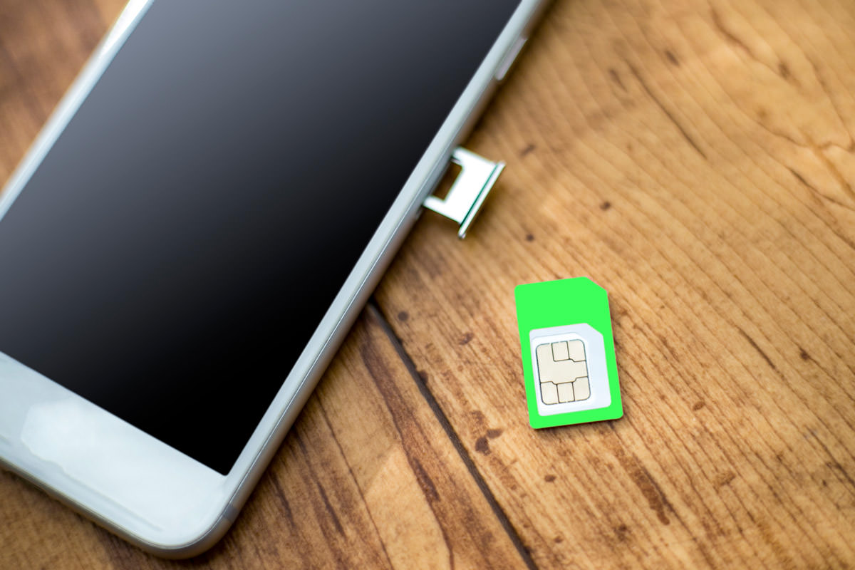 iPhoneのSIMカードを取り出しているイメージ画像