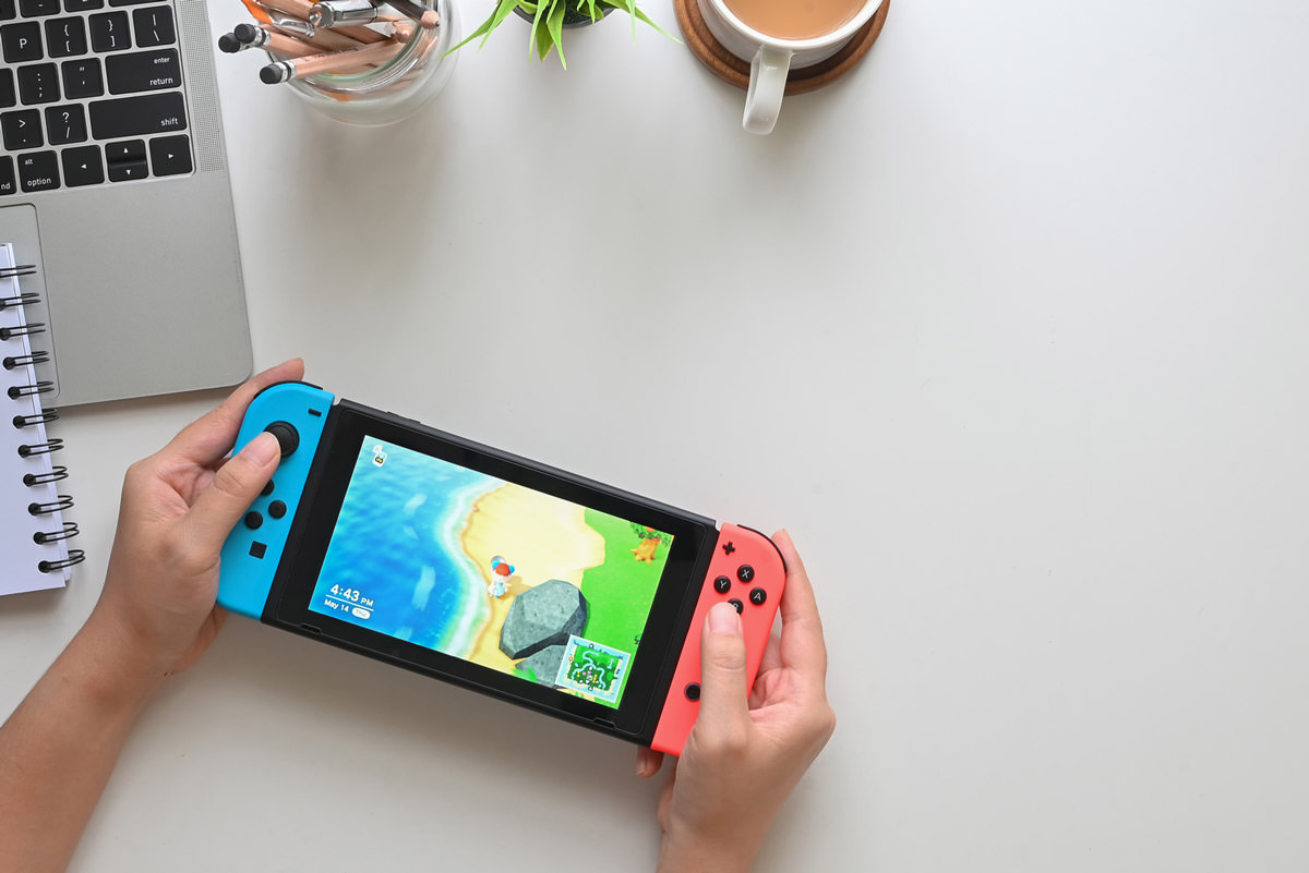 Nintendo Switchで遊んでいるイメージ写真