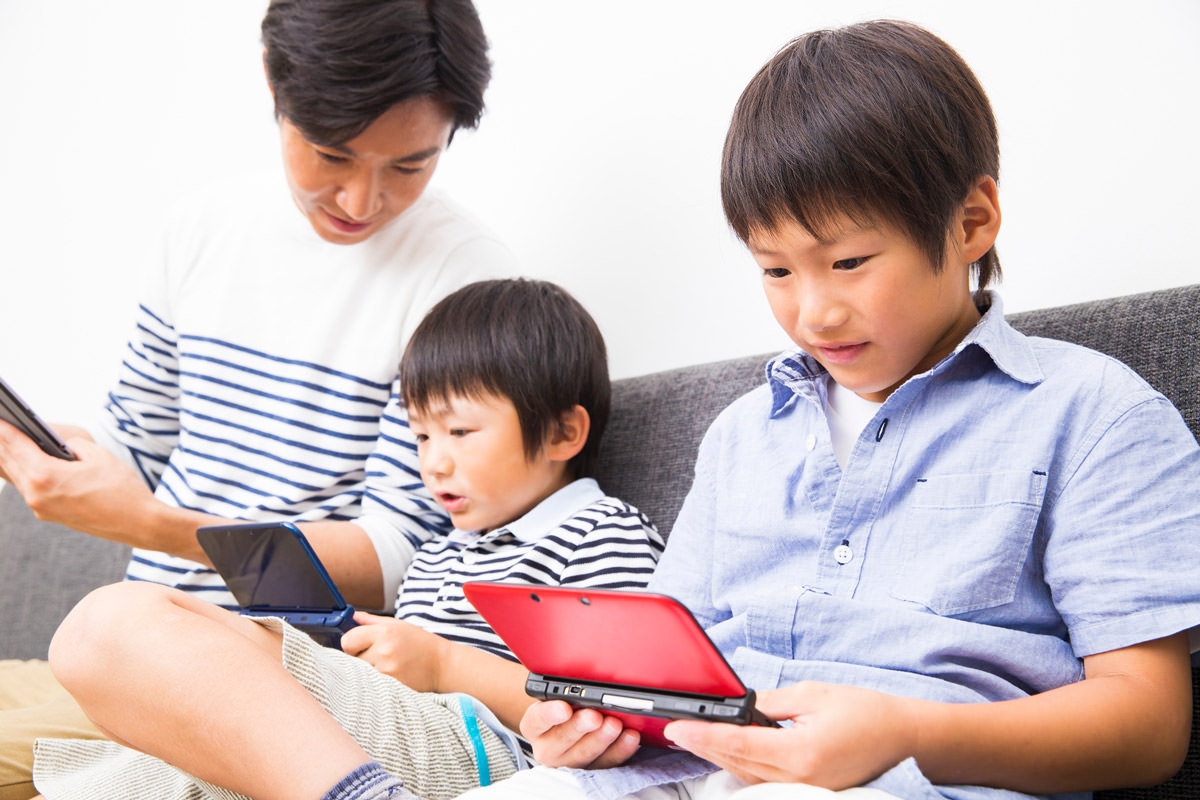 ニンテンドー3DSで遊ぶ親子のイメージ写真