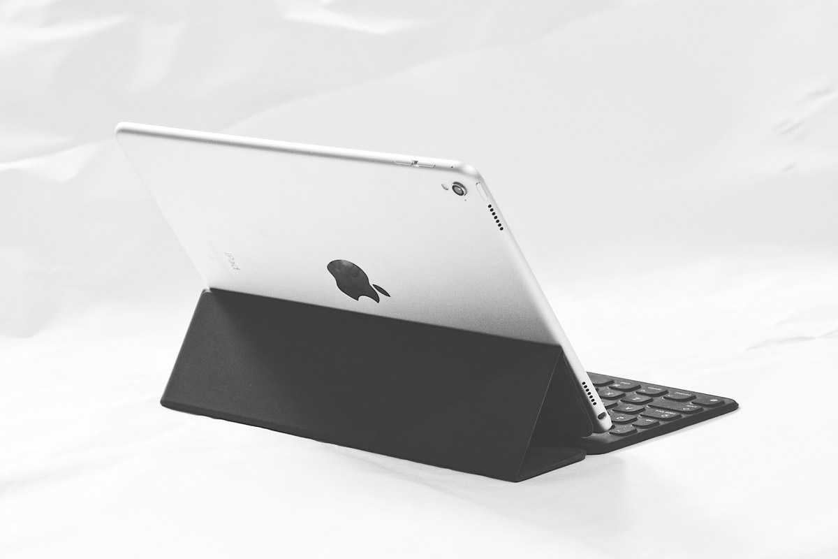 iPadを背面から見たイメージ写真