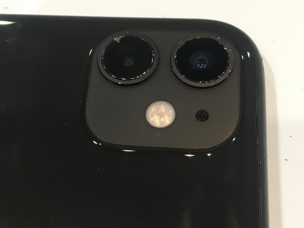 iPhone 11 pro max バックカメラ　リアカメラ　レンズ　ガラス　だけ　交換　修理　割れ　ひび　欠け　穴　即日　速い　すぐ　データ　そのまま　残る　消えない　心斎橋　商店街　御堂筋　長堀鶴見緑地　船場　大阪