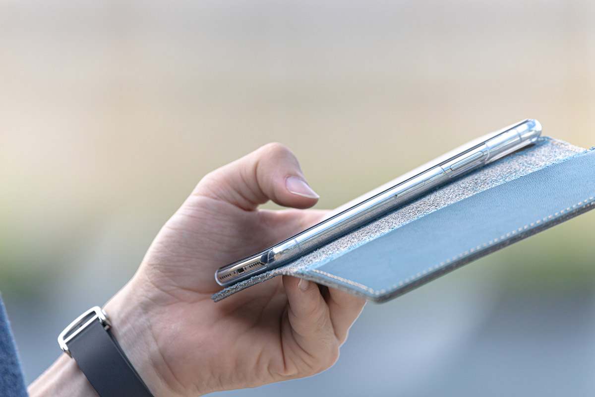 iPhoneを外出先で使うイメージ写真