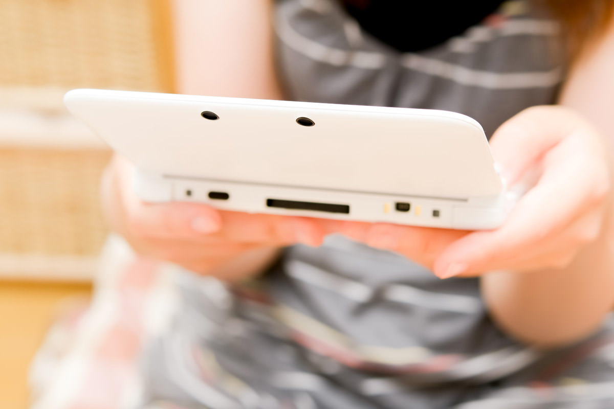 ニンテンドー3DSで遊んでいるイメージ写真