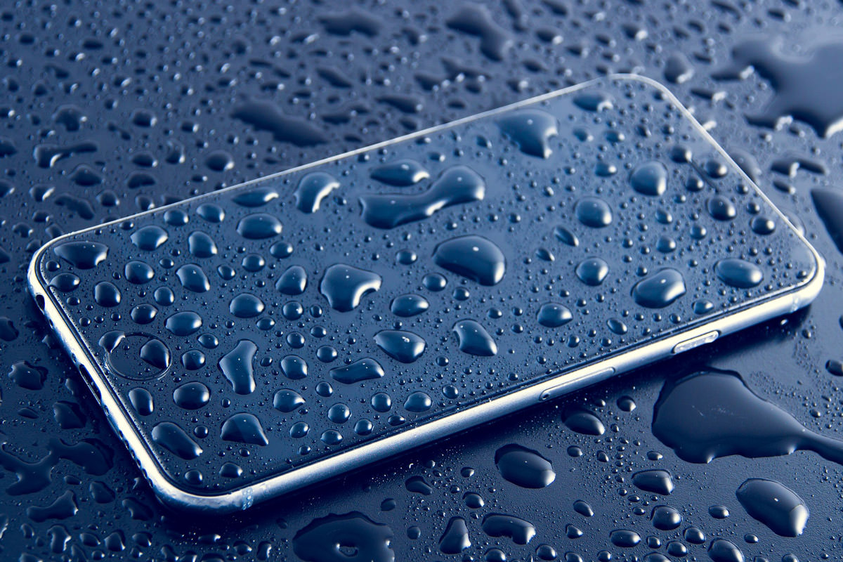 水に濡れたiPhoneのイメージ写真
