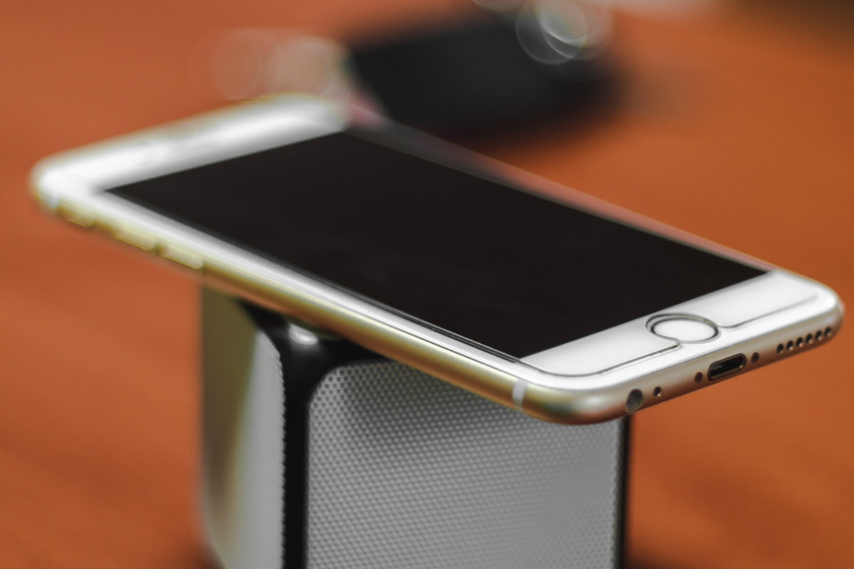 iPhoneのスピーカーとマイクのイメージ写真