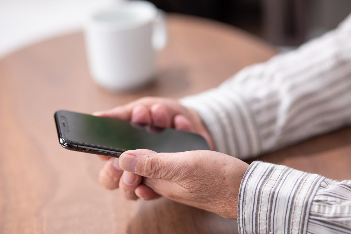 iPhoneの画面を確認するイメージ写真