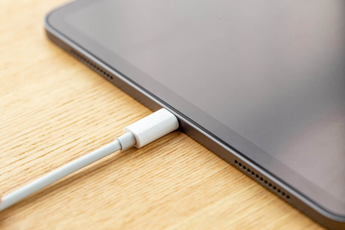 iPadにケーブルを挿して充電しているイメージ画像