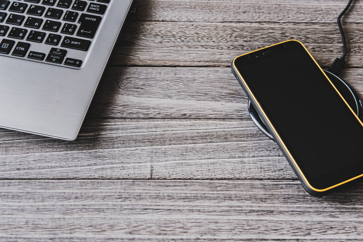 充電中のiPhoneのイメージ写真