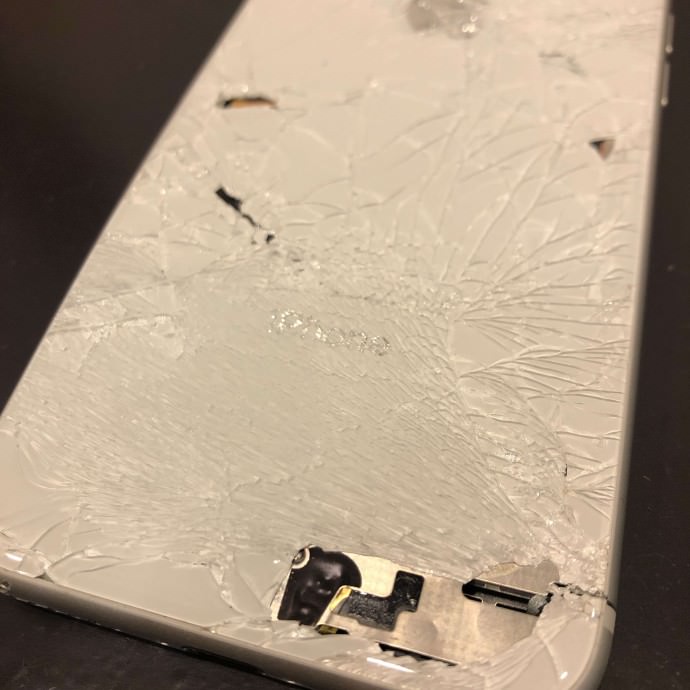 iPhone8　画面交換　背面割れ　画面割れ　本体曲がり