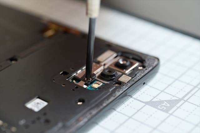 スマホのカメラを修理している様子