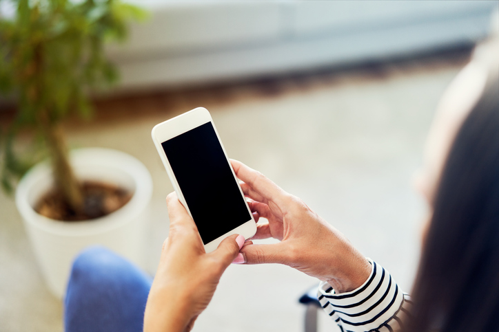 スマホを操作する女性