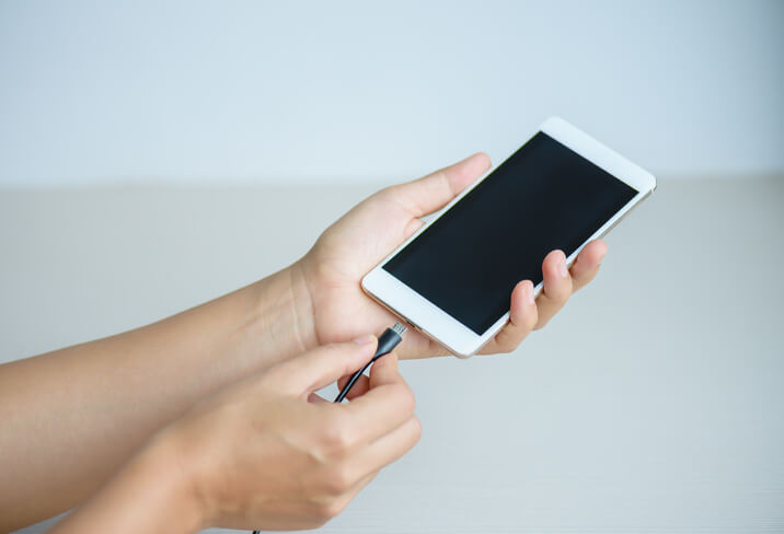 スマホの充電口にケーブルを差し込む