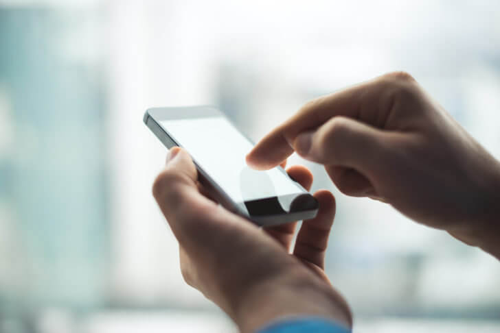 スマホ画面を操作している手