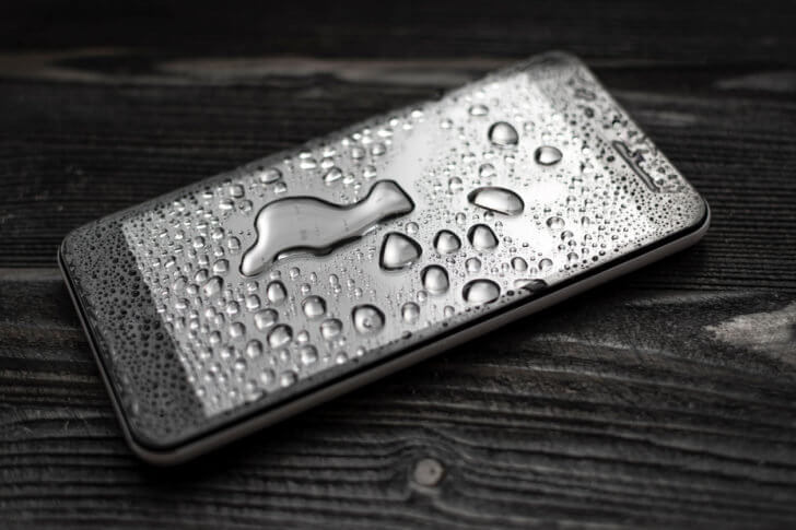 水滴がついたスマホ