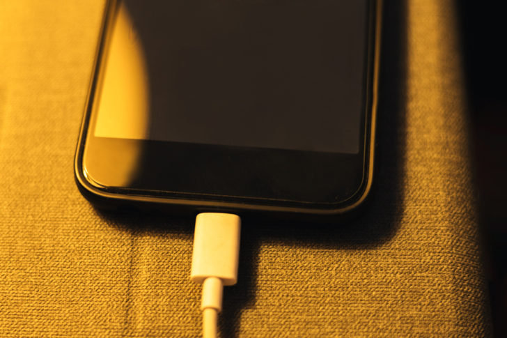 充電ケーブルの刺さったスマホ