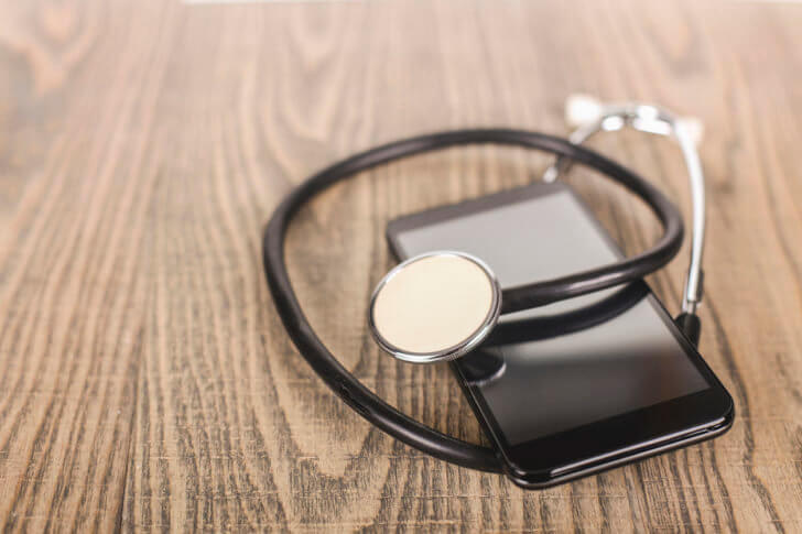 聴診器とスマホ