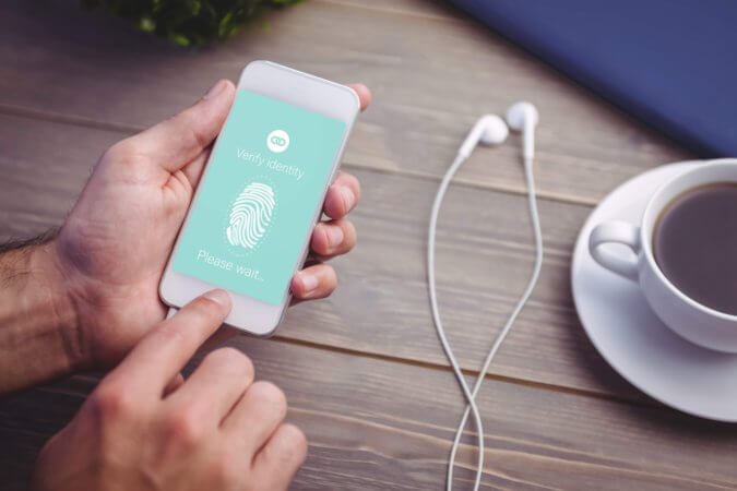 スマホに指紋認証をさせている
