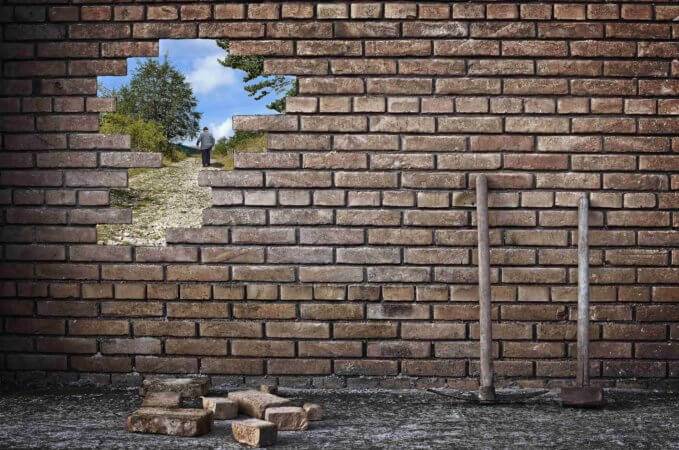 レンガ壁が壊れる様子