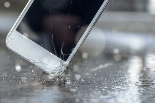 スマホを角から落下させたイメージ