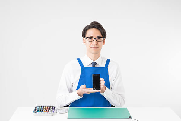 スマホ修理スタッフの男性