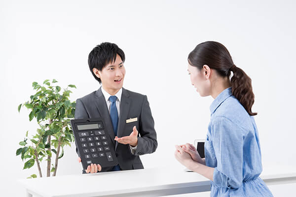 見積り案内をしているイメージ
