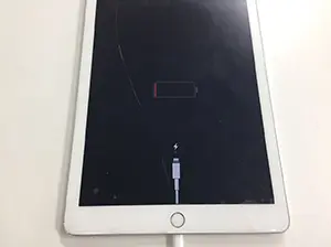 iPadドックコネクターの修理風景 1