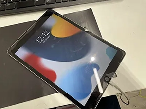 iPadドックコネクターの修理風景 3