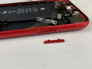 陥没して押せないiPhone XRのスリープボタン