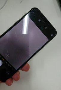 iPhoneのカメラレンズにゴミが入った