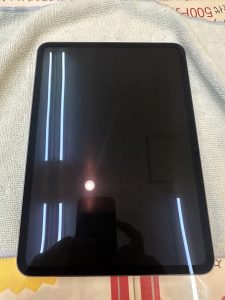 iPadガラスコーティングの修理風景 1