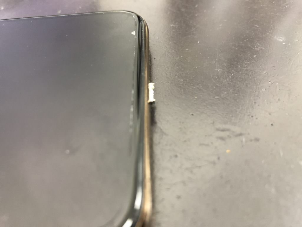 iphone-xs-max-%e5%85%85%e9%9b%bb%e5%8f%a3%e3%81%ab%e7%95%b0%e7%89%a9