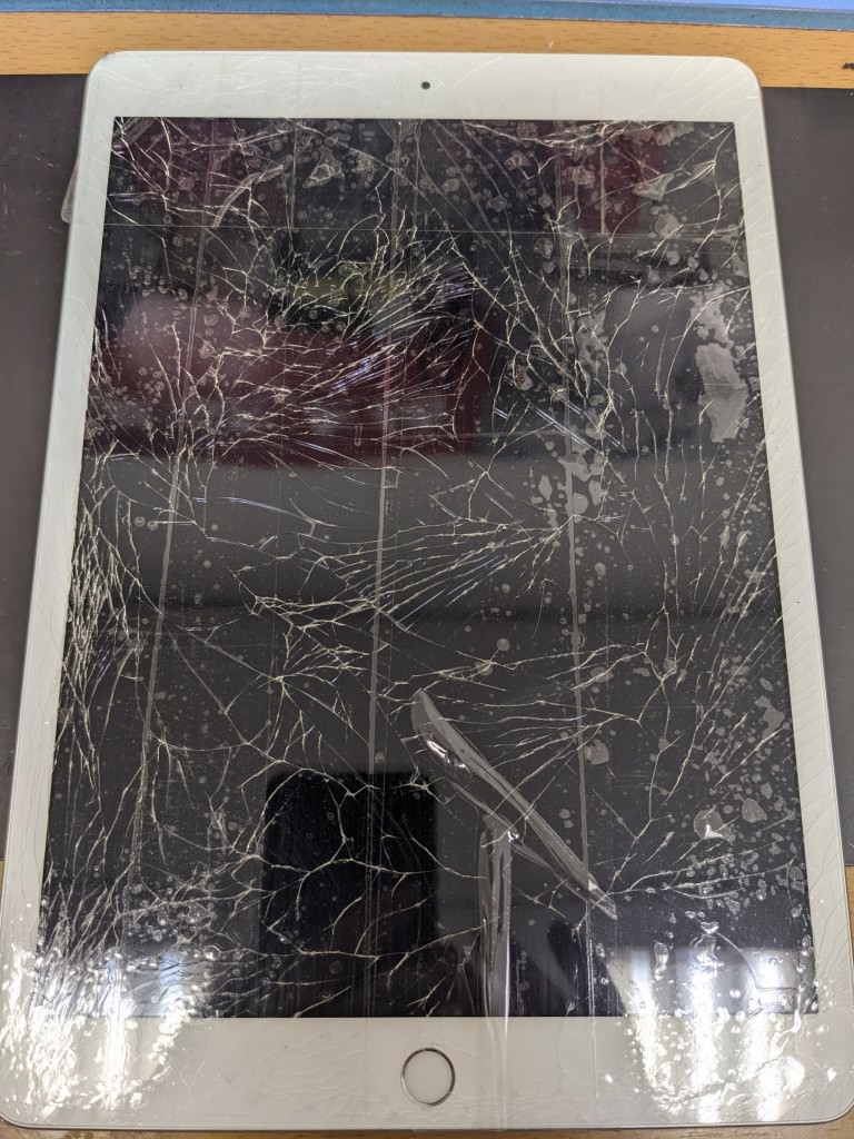 iPad8　ガラス交換　グループ　修理前　4.20