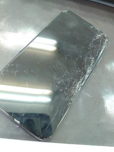 割れたiPhone