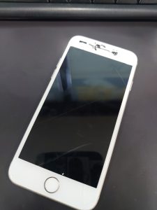 割れたiPhone