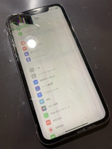 地面に落下させて画面が故障したiPhone11