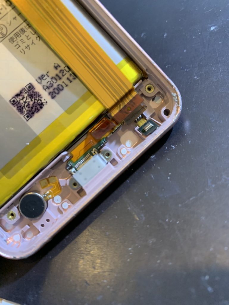 画面を外し壊れている充電口の状態が見えるようになったAQUOS Sense3