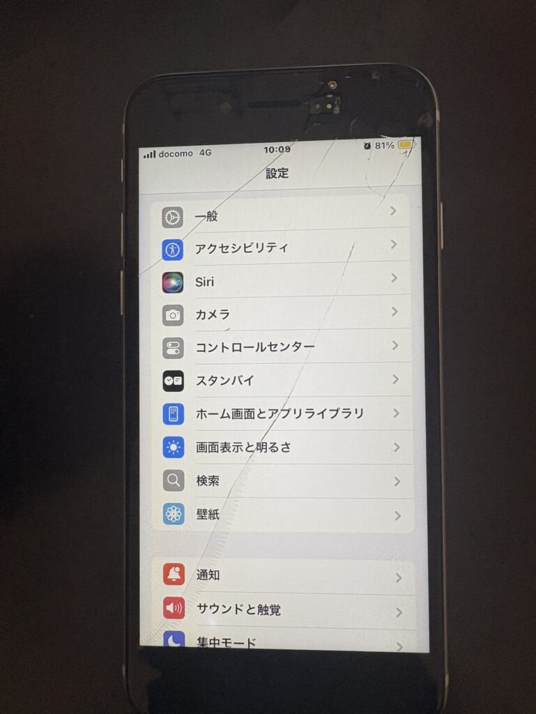 画面が割れて内部のカメラが剥き出しになったiPhone SE(第2世代)