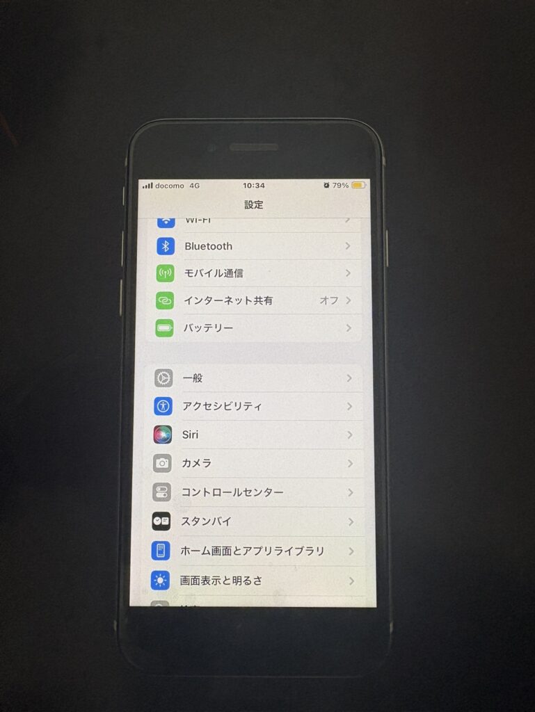 画面を交換し割れて剥き出しになっていたカメラも元通りになったiPhone SE (第2世代)