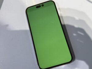 iPhone 14 Pro 画面が緑　福井