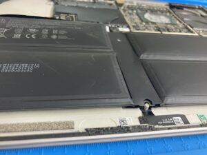 surface　バッテリー膨張