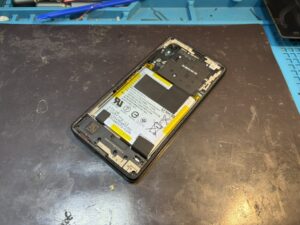 peria Ace IIIのバッテリー交換のため分解作業を行う様子