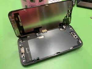 iPhone15の水没後に画面がつかなくなった状態(自由が丘・スマホスピタル自由が丘店) 