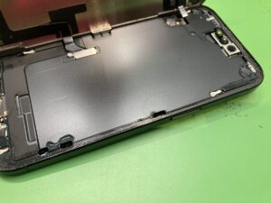 iPhone15分解中の様子・水没対応の基板クリーニング作業(スマホスピタル自由が丘店)