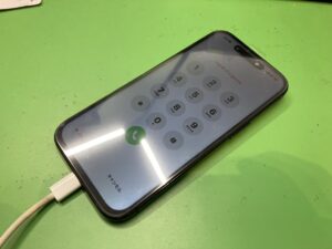 iPhone15水没修理完了後の正常起動確認(自由が丘対応)