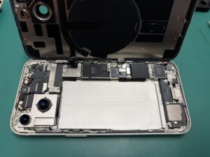 分解中：iPhone14を分解してバッテリー交換を行っている様子