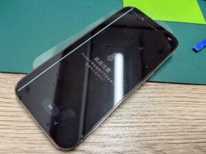 作業前：iPhone14 Proの画面に線が入った修理前の状態
